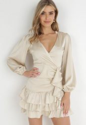 Beżowa Kopertowa Sukienka Mini z Falbankami Oledo. Brązowe sukienki damskie Born2be, m, z aplikacjami, bez kołnierzyka, bez ramiączek, mini, kopertowe. Za 139.99 zł.
