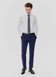 PAKO LORENTE – Granatowe spodnie garniturowe w niebieską kratkę. Niebieskie eleganckie spodnie męskie Pako Lorente, bez wzorów, z lycry. Za 299.99 zł.