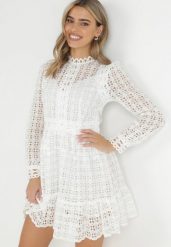 Biała Koronkowa Sukienka Mini z Falbanką Kamari. Białe sukienki damskie Born2be, na lato, m, bez wzorów, z koronki, bez kołnierzyka, bez ramiączek, mini. Za 189.99 zł.