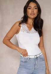 Biały Bawełniany Top Ozdobiony Koronką Fariona. Białe topy damskie Renee, l, bez wzorów, z bawełny, eleganckie, bez kołnierzyka, bez ramiączek. Za 14.99 zł.
