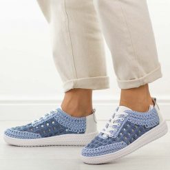 Niebieskie koronkowe półbuty damskie DiA 5951. Niebieskie półbuty damskie DiA, na jesień, bez wzorów, z jeansu, casualowe, bez obcasa, na płaskiej podeszwie, bez zapięcia. Za 249.00 zł.