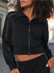Krótka rozpinana bluza soft touch - czarny. Czarne bluzy damskie Sinsay, l, bez wzorów, z dzianiny, bez ramiączek, bez kaptura. W wyprzedaży za 39.99 zł.