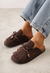 Brązowe Płaskie Klapki Mule Zdobione Frędzlami i Kokardką z Koralikami Petlame. Brązowe klapki damskie Born2be, na lato, z aplikacjami, z jeansu, boho, bez obcasa, na płaskiej podeszwie, bez zapięcia. Za 79.99 zł.