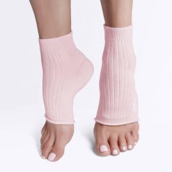 Skarpetki Joy in me On/Off the mat socks - pudrowy róż. Czerwone skarpetki damskie Joy in me, bez wzorów. Za 34.99 zł.