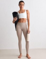 Damskie legginsy szczotkowane, średni stan, pełnej długości Sense ciemna glina. Brązowe legginsy damskie Aim'n, bez wzorów, z elastanu. Za 297.00 zł.