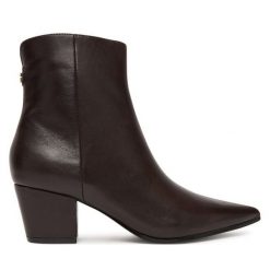 Botki Guess. Brązowe botki damskie Guess, z aplikacjami, bez obcasa, na słupku, bez zapięcia. Za 899.99 zł.