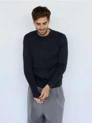 Bawełniany sweter boxy - ciemnoszary. Szare swetry męskie Reserved, l, bez wzorów, z bawełny, bez kołnierzyka, bez ramiączek. W wyprzedaży za 89.99 zł.