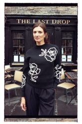 Sweter z ozdobną aplikacją czarny. Czarne swetry nierozpinane damskie MOODO, l, z aplikacjami, z poliesteru, bez kołnierzyka, bez ramiączek. Za 159.99 zł.