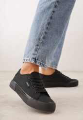 Czarne Trampki VICES Ozdobione Napisem Riovanne. Czarne trampki i tenisówki damskie Born2be, bez wzorów, bez zapięcia. Za 69.99 zł.