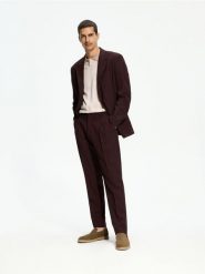 Garniturowe spodnie slim fit - mahoniowy. Brązowe garnitury męskie Reserved, l, bez wzorów, z tkaniny. Za 169.99 zł.