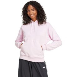 Bluza damska adidas Essentials Small Logo z kapturem. Czerwone bluzy damskie Adidas, na zimę, bez wzorów, z bawełny, bez ramiączek, z kapturem. Za 171.99 zł.