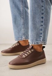 Brązowe Wsuwane Tenisówki z Perforacją i Podeszwą z Bieżnikiem Illanya. Brązowe trampki i tenisówki damskie Born2be, bez wzorów, z jeansu, bez zapięcia. Za 69.99 zł.