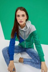 Bluza z kapturem zielona. Zielone bluzy damskie MOODO, xs, bez wzorów, z bawełny, bez ramiączek, z kapturem. W wyprzedaży za 74.99 zł.