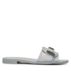 Klapki Guess. Szare klapki damskie Guess, z aplikacjami, bez obcasa, bez zapięcia. Za 259.99 zł.