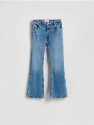 Jeansy flare z niskim stanem - niebieski. Niebieskie jeansy damskie Reserved, bez wzorów, z bawełny, z obniżonym stanem. Za 159.99 zł.