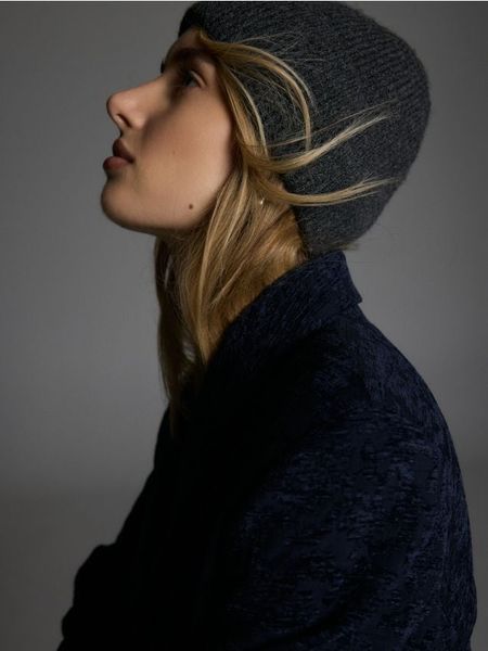 Czapka beanie - ciemnoszary. Szare czapki damskie Reserved, bez wzorów. Za 39.99 zł.