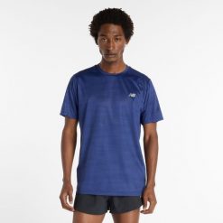 Koszulka męska New Balance MT53217NNY – granatowa. Niebieskie koszulki sportowe męskie New Balance, m, bez wzorów, z materiału, bez ramiączek, na fitness i siłownię. Za 139.99 zł.