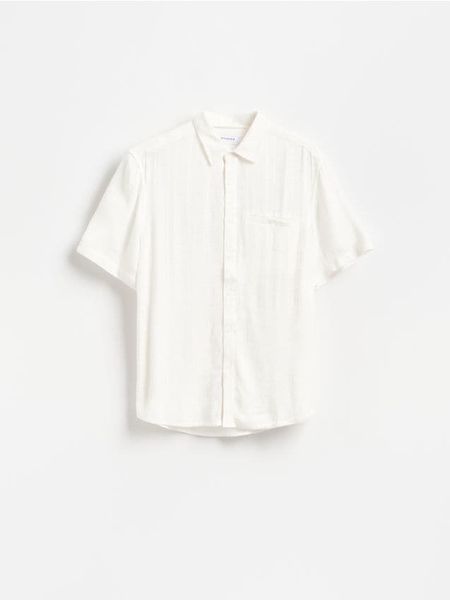 Koszula regular fit w kratę - biały. Białe koszule męskie Reserved, l, bez wzorów, z tkaniny, bez kołnierzyka, bez ramiączek. W wyprzedaży za 69.99 zł.