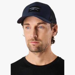 Czapka z daszkiem hiking unisex Swedemount Lofoten Trucker Cap II. Czarne czapki damskie SWEDEMOUNT, bez wzorów, z materiału. Za 71.99 zł.