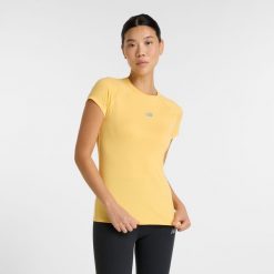 Koszulka damska New Balance WT51223CEE – żółta. Żółte bluzki damskie New Balance, s, bez wzorów, z materiału, eleganckie, bez kołnierzyka, bez ramiączek. Za 139.99 zł.