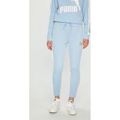 Puma - Spodnie. Niebieskie spodnie materiałowe damskie Puma, bez wzorów, z bawełny, casualowe. W wyprzedaży za 199.90 zł.