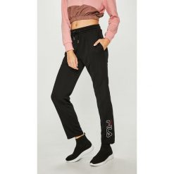 Fila - Spodnie. Czarne spodnie materiałowe damskie Fila, bez wzorów, z dzianiny, casualowe, z podwyższonym stanem. W wyprzedaży za 119.90 zł.
