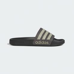 Klapki męskie basenowe Adidas ADILETTE. Szare klapki męskie Adidas, bez wzorów, z materiału, bez zapięcia. Za 129.99 zł.