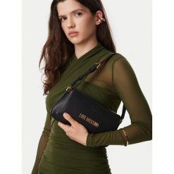 Torebka LOVE MOSCHINO. Czarne listonoszki damskie Love Moschino, bez wzorów, bez dodatków. Za 749.99 zł.