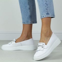 Białe skórzane półbuty damskie S.Barski 590. Białe półbuty damskie S.BARSKI, na jesień, z aplikacjami, ze skóry, bez obcasa, na platformie, bez zapięcia. Za 219.00 zł.