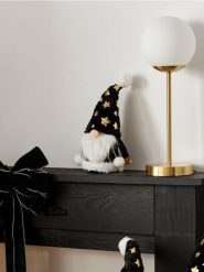 Świąteczny skrzat dekoracyjny z czarną czapką - czarny. Czarne czapki damskie Sinsay, bez wzorów, wizytowe. Za 19.99 zł.