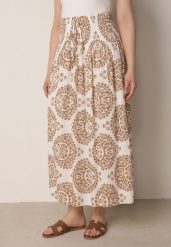 Beżowa Rozkloszowana Spódnica z Wiskozy z Wysokim Stanem i Etnicznym Wzorem Ari. Brązowe spódnice damskie Born2be, do pracy, z aplikacjami, z wiskozy, biznesowe, z podwyższonym stanem, midi, dopasowane. Za 59.99 zł.
