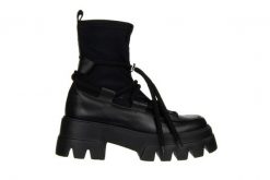 Botki Bayla-159 4491 076-P Czarny Lico 159171, Skóra naturalna - 36. Czarne botki damskie Bayla, bez wzorów, z gumy, eleganckie, bez obcasa, na platformie, bez zapięcia. W wyprzedaży za 299.00 zł.