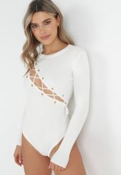Białe Prążkowane Body z Gorsetowym Wiązaniem Dyllia. Białe body Born2be, bez wzorów, z dzianiny. Za 129.99 zł.