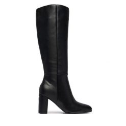 Kozaki Guess. Czarne kozaki damskie Guess, z aplikacjami, bez obcasa, na słupku, bez zapięcia. Za 674.99 zł.