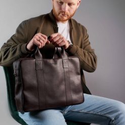 Torba na Laptopa Męska Brødrene B01 Brązowa. Brązowe torby na laptopa damskie bez wzorów, ze skóry ekologicznej. Za 279.00 zł.