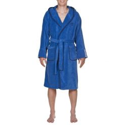 Szlafrok kąpielowy na basen po treningu unisex Arena Premium Robe. Niebieskie szlafroki damskie ARENA, bez wzorów, bez ramiączek, bez kaptura. Za 299.99 zł.