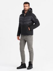 Pikowana męska kurtka z łączonych materiałów z wysokim kołnierzem – czarna V1 OM-JALP-0172 - XXL. Czarne kurtki męskie Ombre Clothing, l, z aplikacjami, z gumy, sportowe, bez kaptura. W wyprzedaży za 139.99 zł.