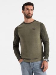 Bawełniany sweter męski z naszywką i raglanowymi rękawami oliwkowy V2 OM-SWSW-0121 XXL. Zielone swetry męskie Ombre, m, z aplikacjami, z bawełny, bez kołnierzyka, bez ramiączek. Za 317.70 zł.