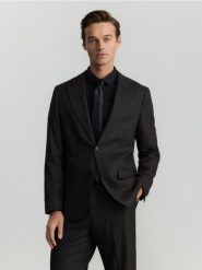 Marynarka slim fit z wiskozą - czarny. Czarne garnitury męskie Reserved, bez wzorów, z tkaniny. W wyprzedaży za 199.99 zł.