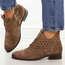 Beżowe zamszowe ażurowe botki damskie Vinceza 58620. Brązowe botki damskie VINCEZA, na jesień, w ażurowe wzory, z jeansu, eleganckie, z okrągłym noskiem, bez obcasa, na obcasie, bez zapięcia. Za 219.00 zł.
