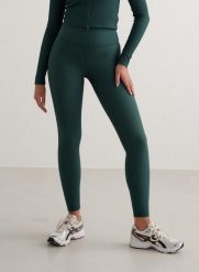 Damskie legginsy wysoki stan, kieszonka Ribbed Performance ciemnoszmaragdowe. Zielone legginsy damskie Aim'n, bez wzorów, z elastanu. Za 152.40 zł.