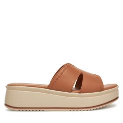Klapki Lasocki. Brązowe klapki damskie Lasocki, bez wzorów, bez obcasa, bez zapięcia. Za 119.99 zł.