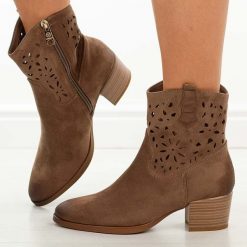 C.Beżowe ażurowe botki damskie na obcasie Vinceza 58452. Brązowe botki damskie VINCEZA, na jesień, w ażurowe wzory, z jeansu, eleganckie, bez obcasa, na obcasie, bez zapięcia. Za 229.00 zł.