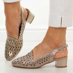 Złote sandały damskie na obcasie M.Daszyński Sa210-13. Żółte sandały damskie M.Daszyński, w ażurowe wzory, ze skóry, z okrągłym noskiem, bez obcasa, na obcasie, bez zapięcia. W wyprzedaży za 161.10 zł.