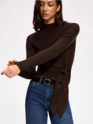 Sweter z domieszką wełny - ciemnobrązowy. Brązowe swetry nierozpinane damskie Reserved, l, bez wzorów, z dzianiny, bez kołnierzyka, bez ramiączek. Za 129.99 zł.