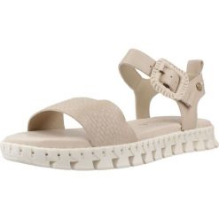 Sandały CARMELA 163266C Beżowy. Brązowe sandały damskie Carmela, bez wzorów, ze skóry, bez obcasa, bez zapięcia. Za 317.99 zł.