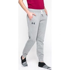 Under Armour - Spodnie. Szare spodnie dresowe damskie Under Armour, bez wzorów, z bawełny. W wyprzedaży za 149.90 zł.