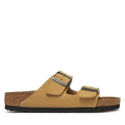 Klapki Birkenstock. Brązowe klapki damskie Birkenstock, bez wzorów, bez obcasa, bez zapięcia. Za 449.99 zł.