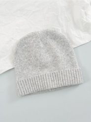 Czapka beanie - szary. Szare czapki damskie Sinsay, bez wzorów, z materiału. Za 19.99 zł.