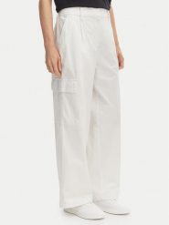 Calvin Klein Jeans Spodnie cargo LV047F623G Écru Relaxed Fit. Białe spodnie materiałowe damskie Calvin Klein Jeans, bez wzorów, z bawełny. Za 409.99 zł.